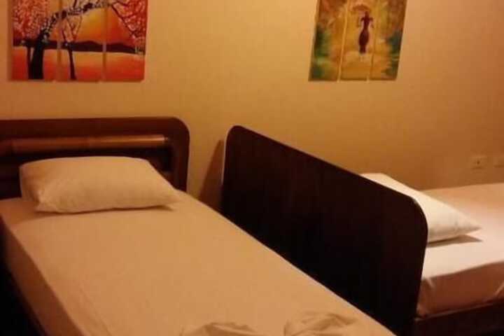 Room 10 of 28