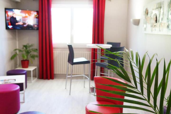 Lounge 7 of 23