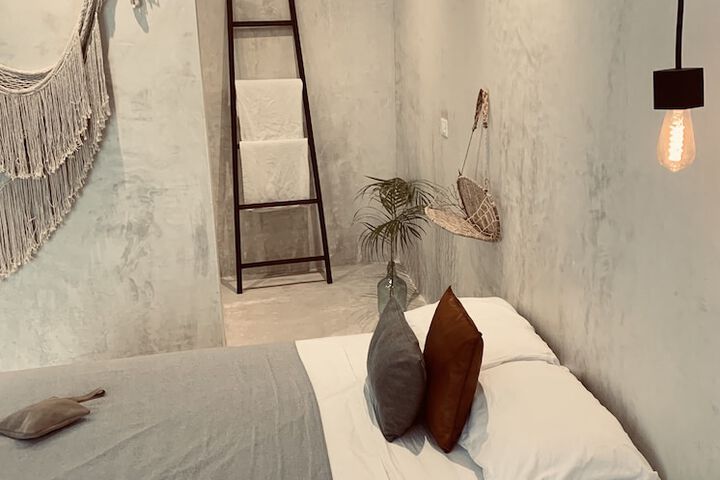 Room 11 of 84