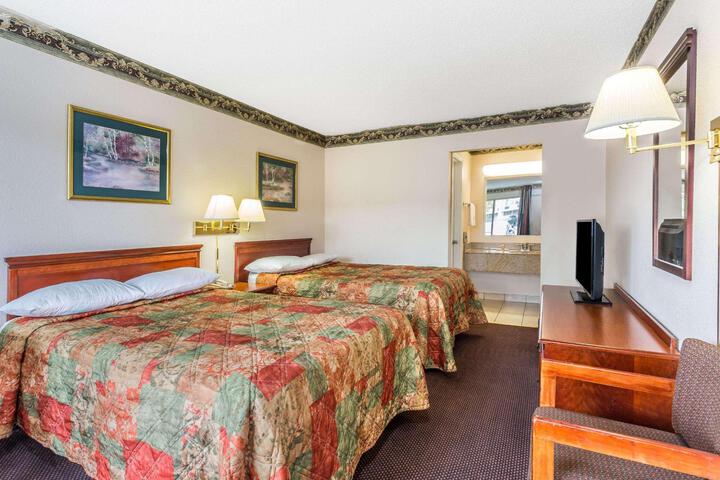 2 Double Beds (4 of 8)