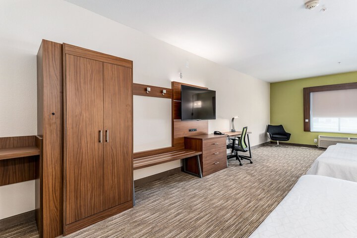 Room 2 of 82