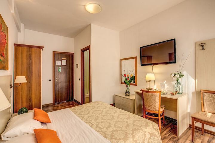 Room 8 of 31