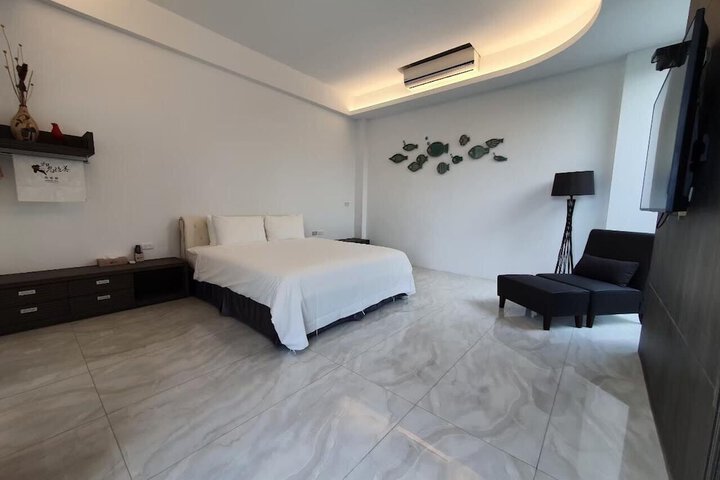 Room 9 of 93