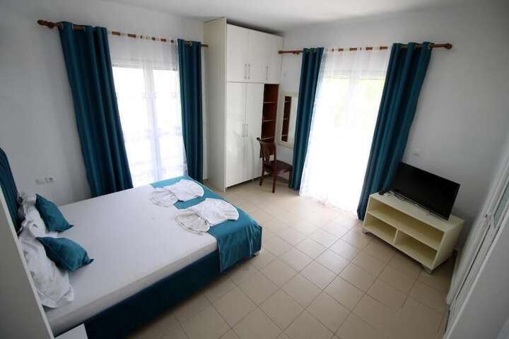 Room 2 of 6