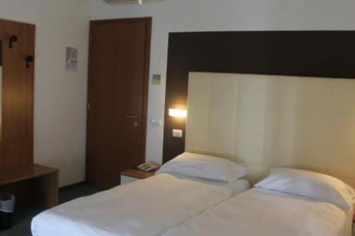 Room 3 of 32