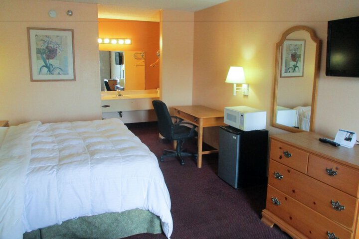 1 King Bed (8 of 9)