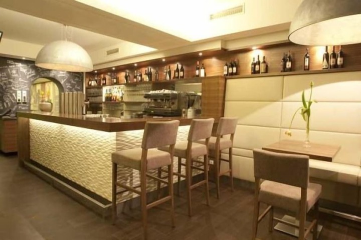 Lounge 28 of 35