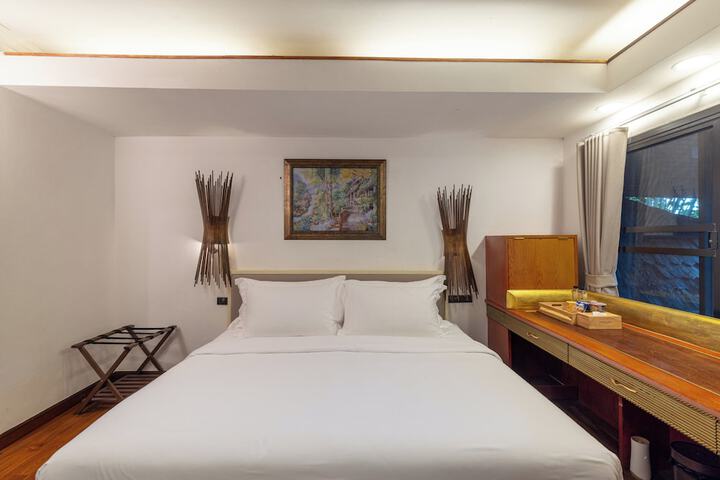 Room 11 of 32
