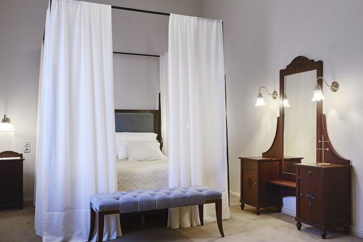Room 13 of 80