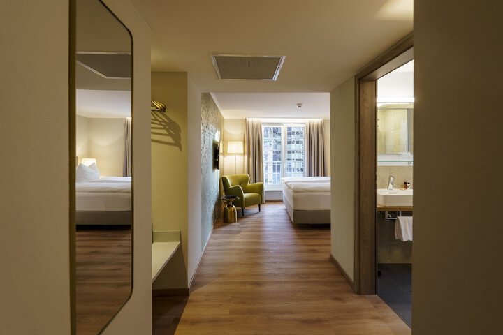 Room 13 of 35