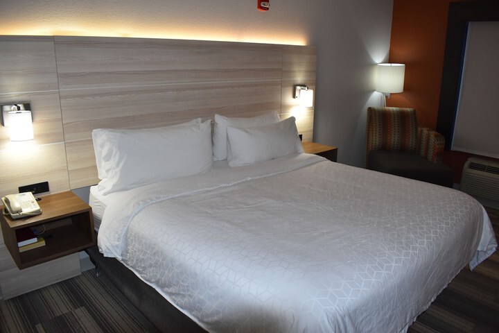 1 King Bed (9 of 18)