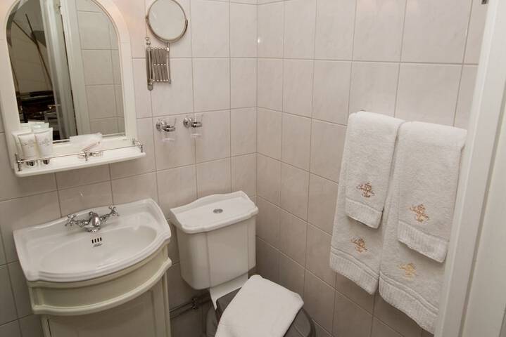 Room 42 of 83