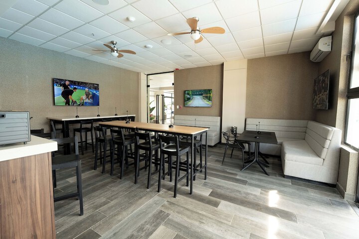 Lounge 62 of 71