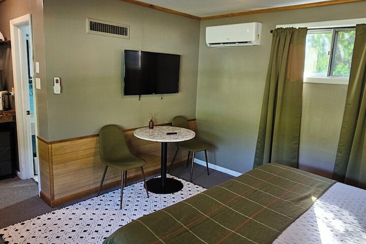 Classic Room 1 King Bed Refrigerator, Microwave (2 of 7)