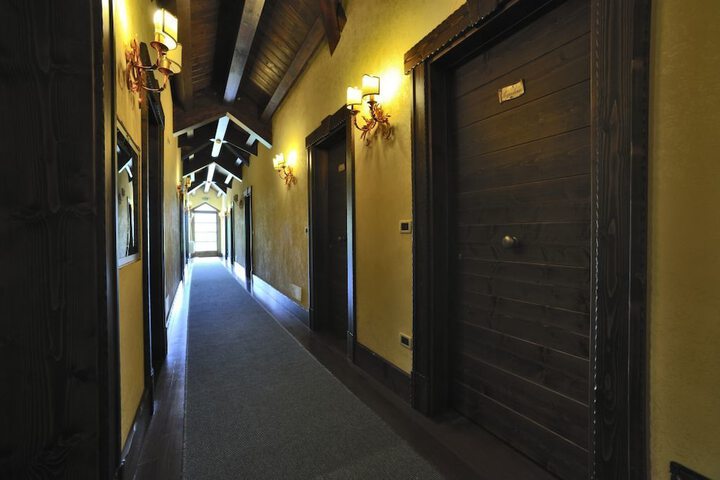 Ballroom/Hall 18 of 24