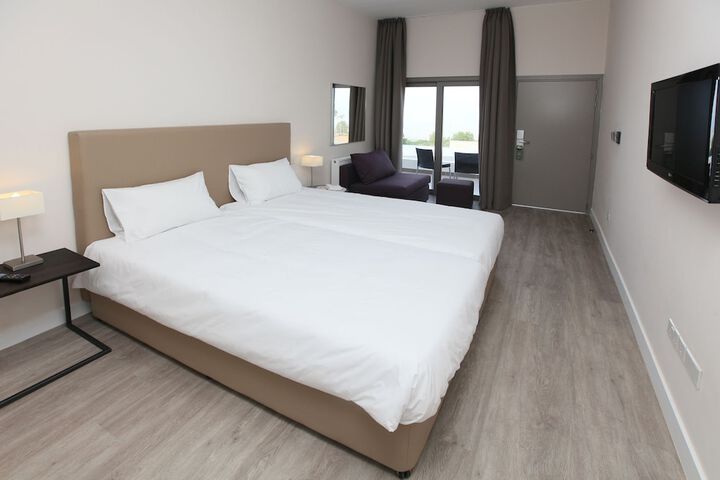 Room 8 of 72