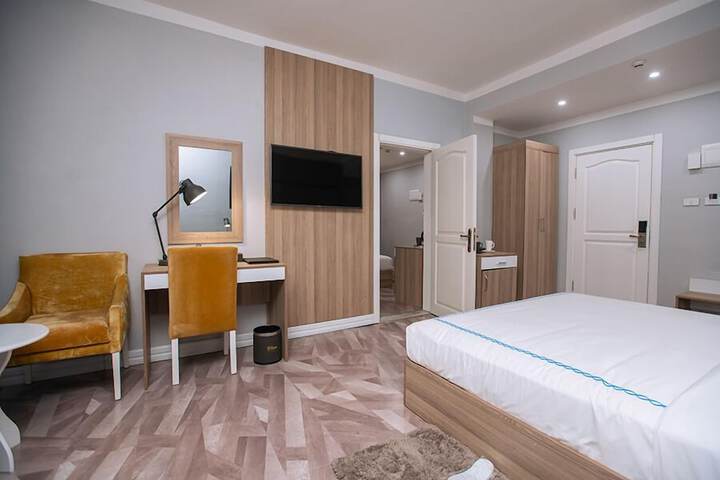 Room 7 of 33