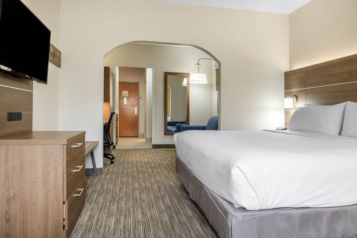 1 King Bed (2 of 11)