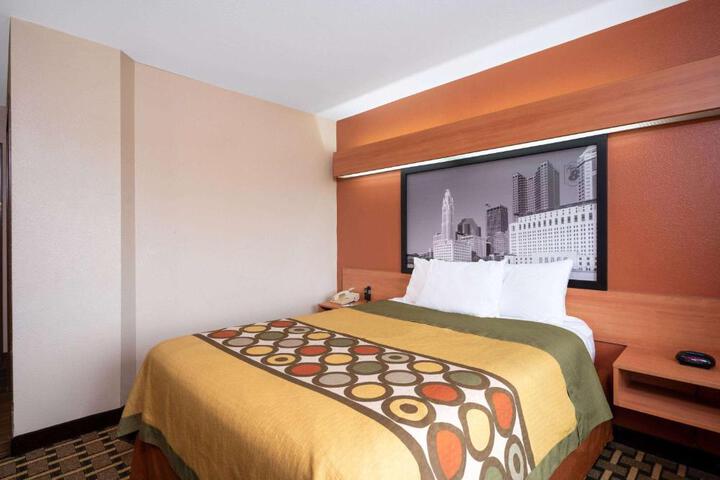 1 Queen Bed (14 of 17)
