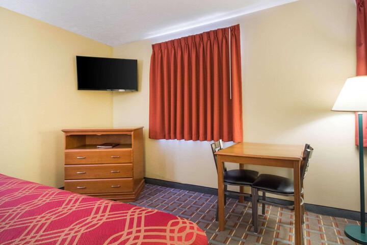 1 Queen Bed (7 of 10)