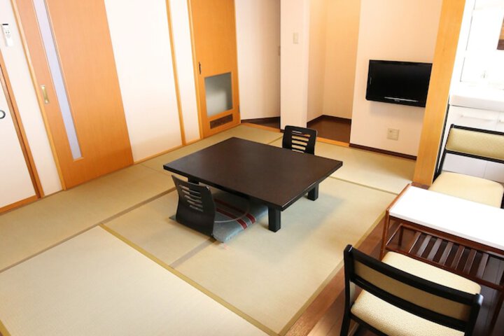 Room 11 of 28