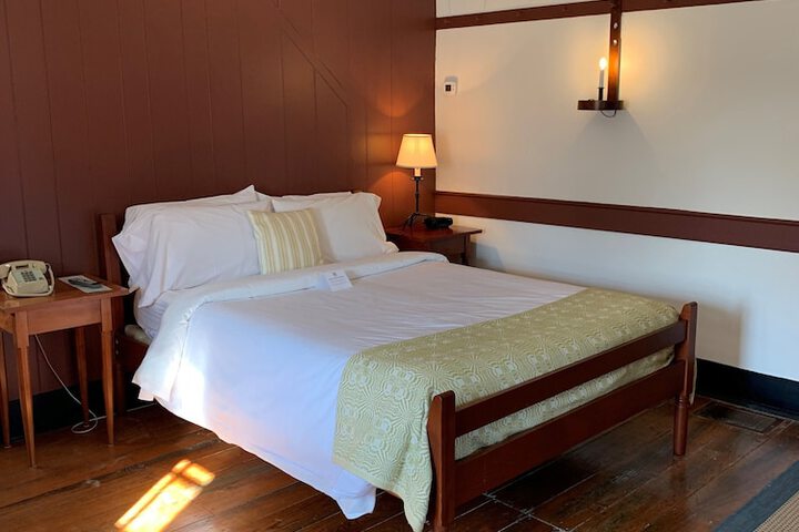 Deluxe Queen Bed (24 of 34)