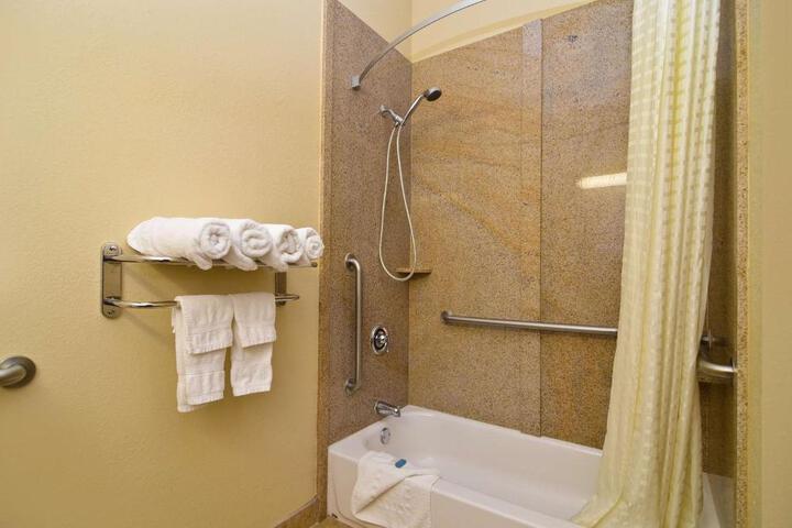 2 Queen Beds Microwave and Refrigerator WiFi Full Breakfast (3 of 5)