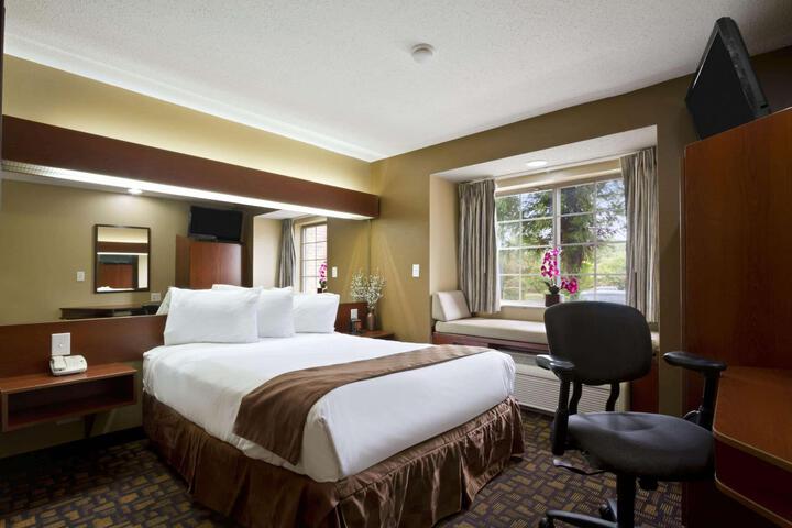 1 Queen Bed (7 of 25)