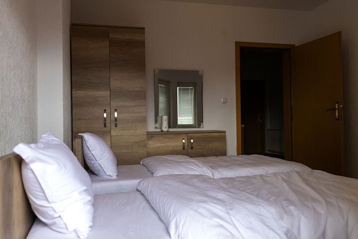 Room 4 of 17