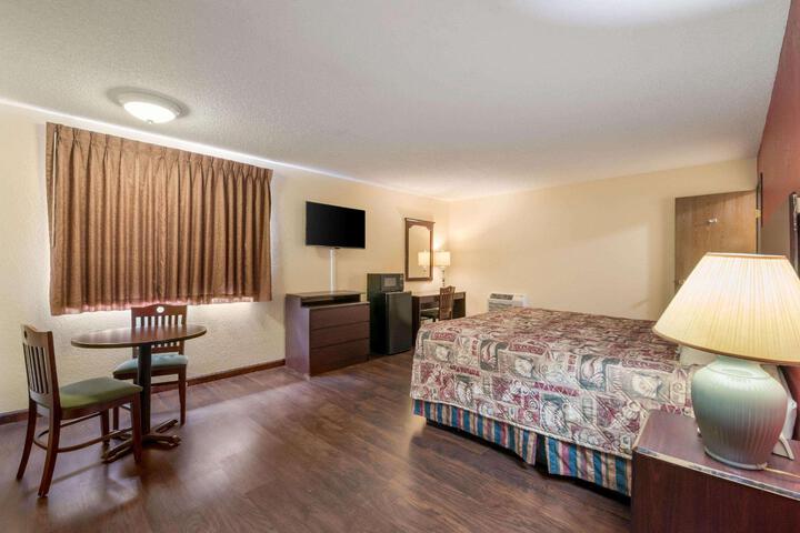 1 King Bed (4 of 4)