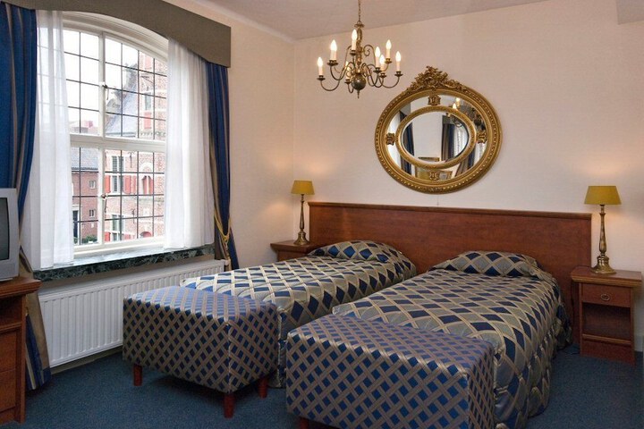 Room 4 of 25