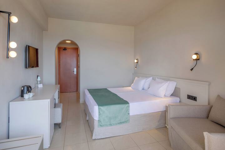 Room 5 of 82