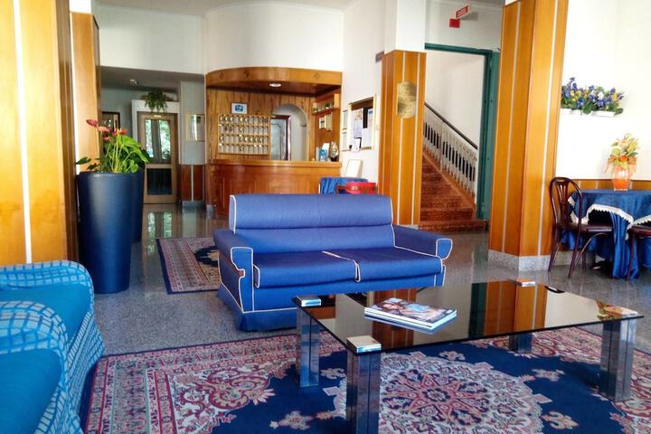 Lobby lounge