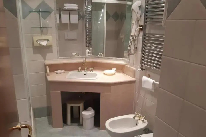 Room 7 of 15