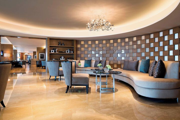 Lounge 144 of 176