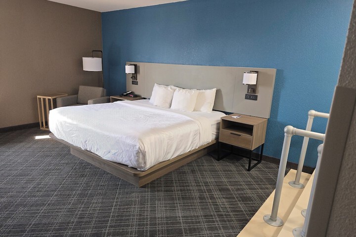 1 King Bed (3 of 7)