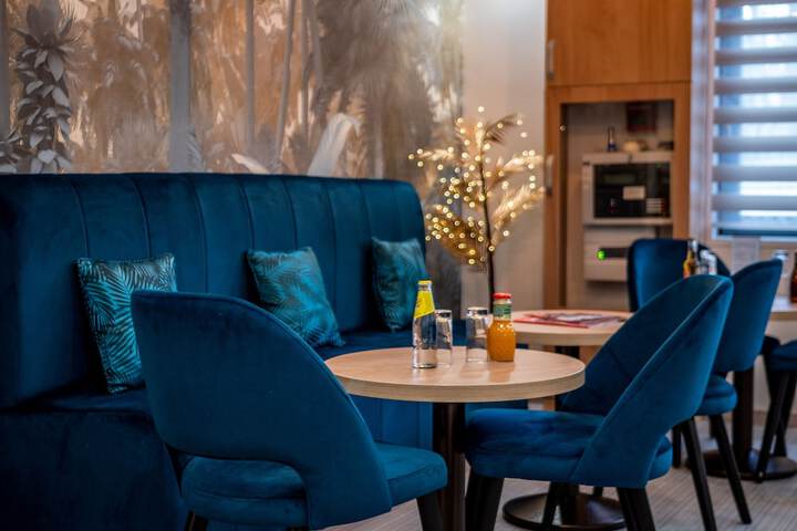 Lounge 58 of 70