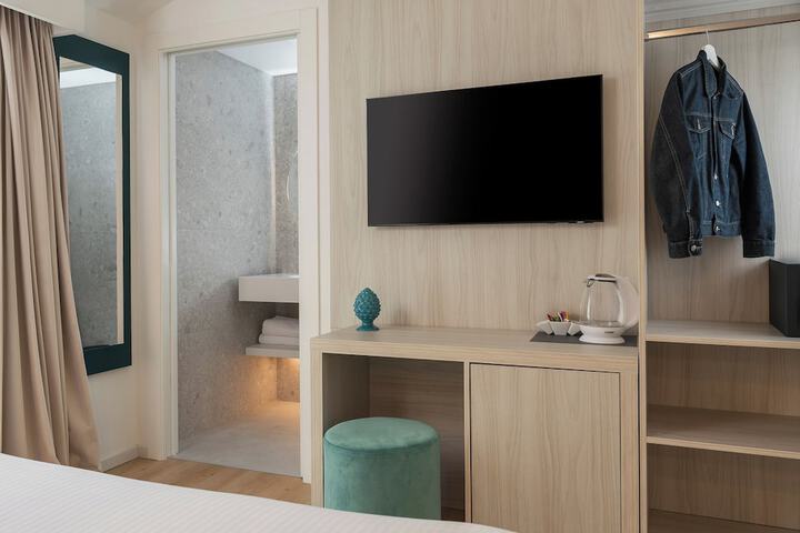 Room 10 of 128