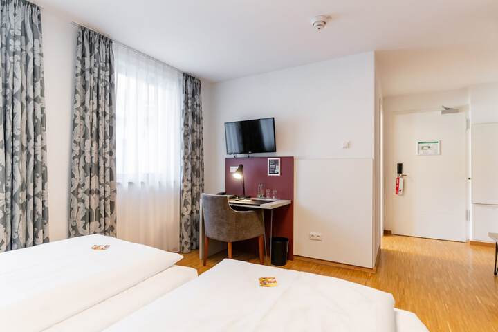 Room 16 of 33