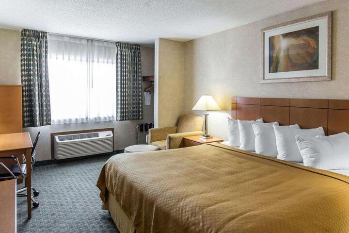 1 King Bed (7 of 10)