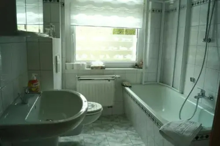Room 5 of 8