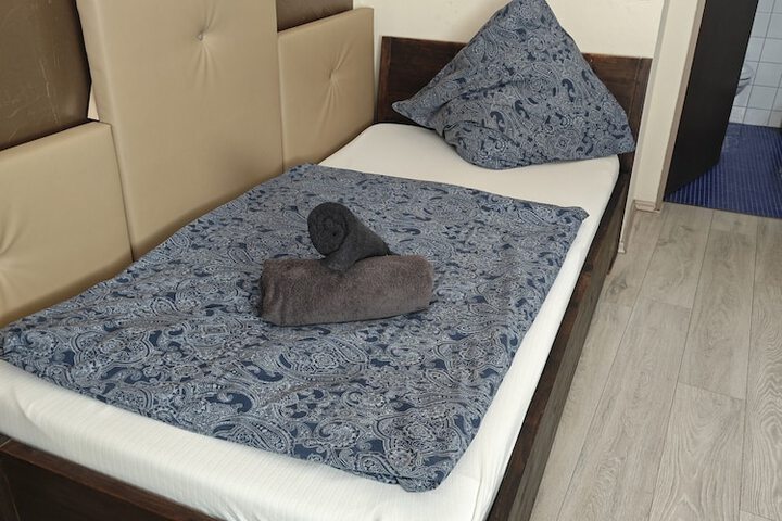 Room 4 of 16