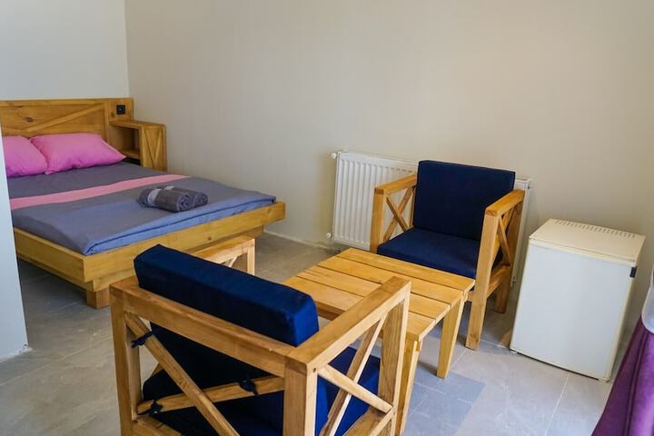 Room 8 of 98