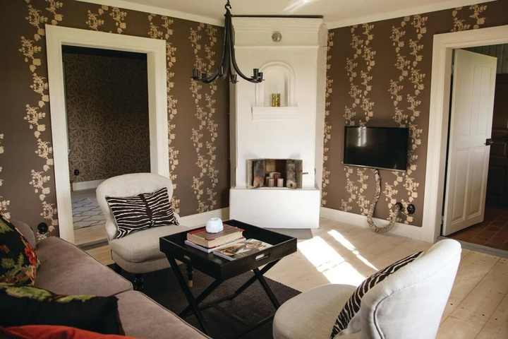 Room 4 of 12