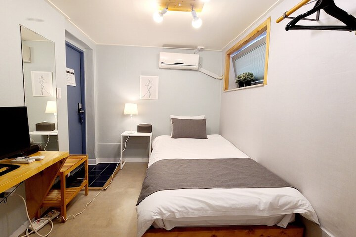 Room 32 of 84