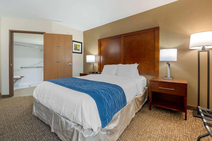 1 Queen Bed Accessible (7 of 8)