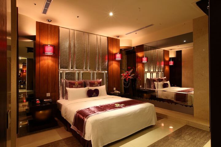 Room 10 of 32