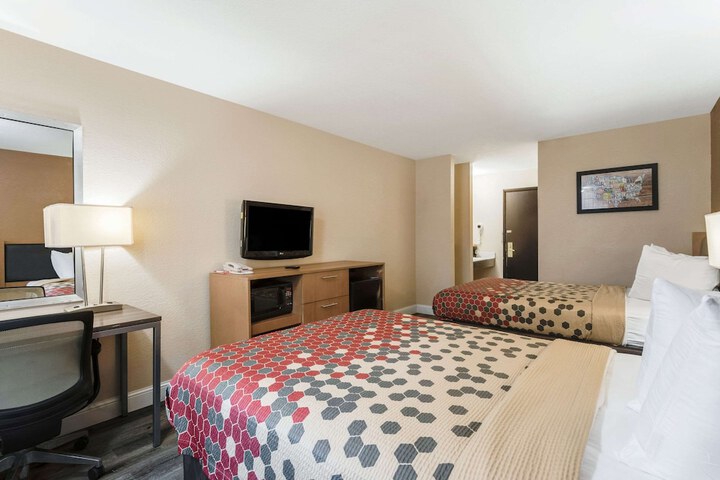 2 Double Beds (8 of 10)