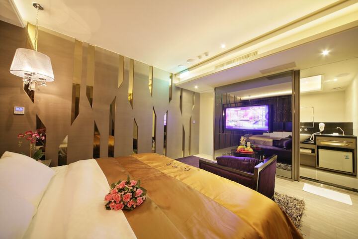Room 3 of 37