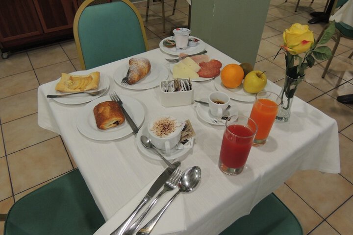 Breakfast/Coffee Service 32 of 48